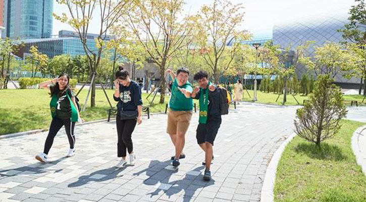 Students walk across the Mason Korea Campus