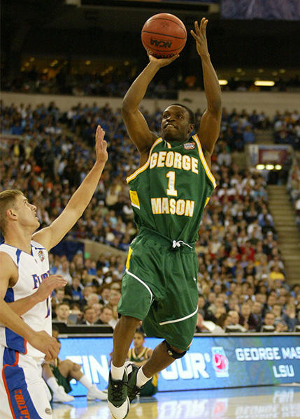 Tony Skinn playing Mason Men's Basketball in 2006. He is wearing Mason green and gold.