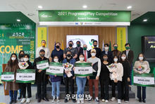 Students and faculty stand together at an award ceremony for a contest that presents solutions to social issues through digital art. The contest was held by George Mason University Korea and sponsored by NCsoft & Gen.G Global Academy of Korea  (Photo=George Mason University Korea)