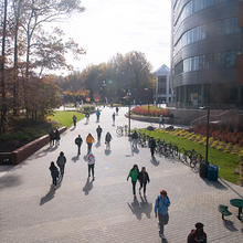 Students walk between Fenwick Library and Horizon Hall on the Fairfax Campus